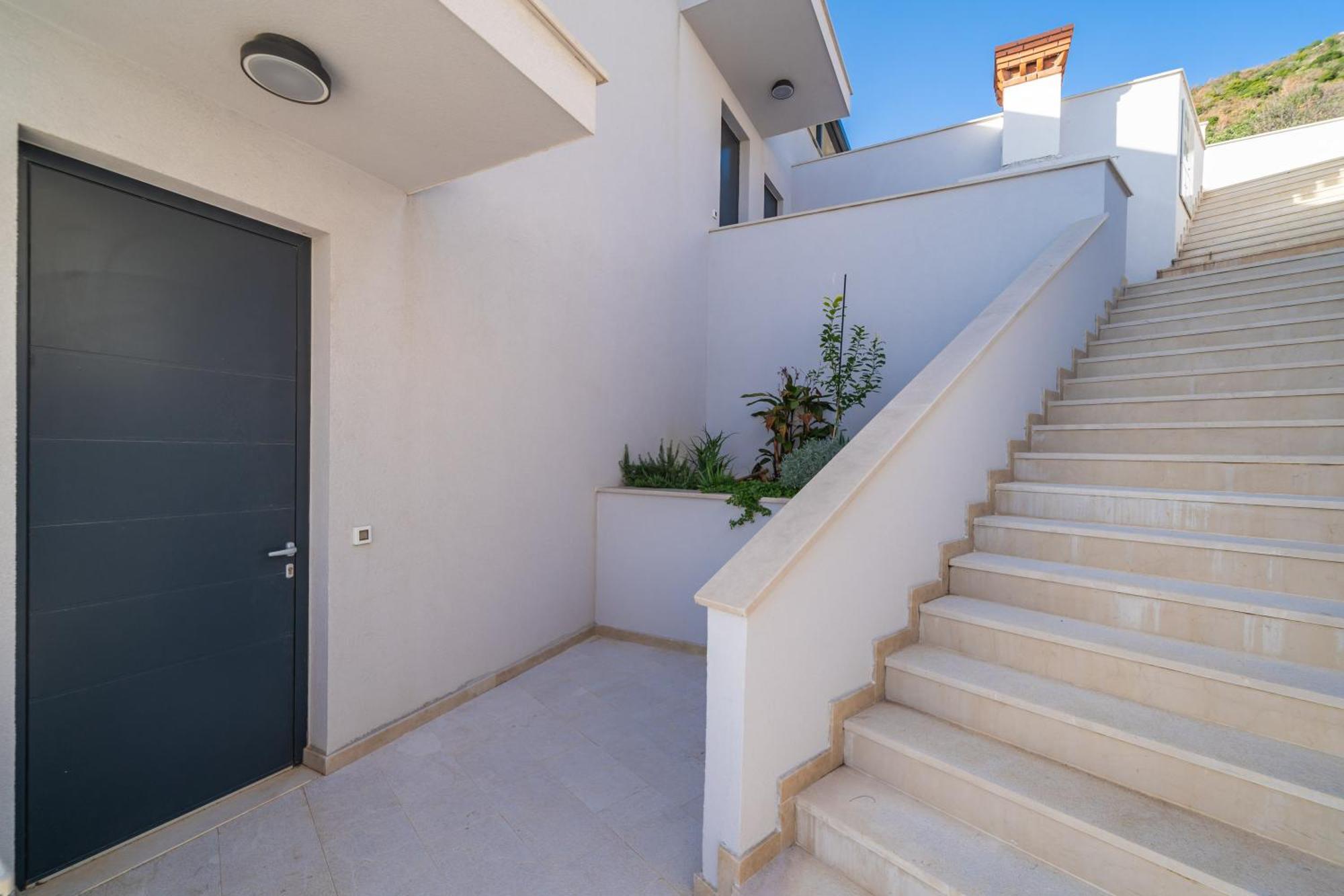 Laurus Five Stars Apartment
